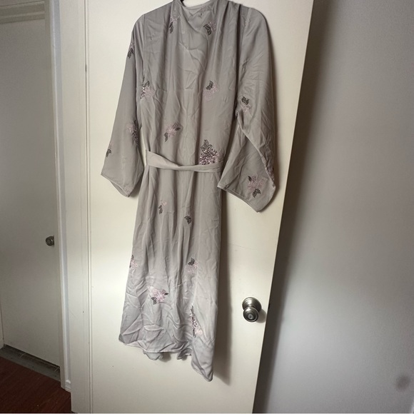 Torrid Light Grey Floral Embroidered Side Slits Tie Waist Robe/Kimono NWT 1X/2X - Picture 5 of 15